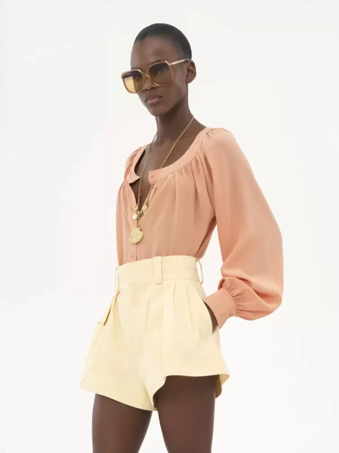 Blusa con cuello redondo en crepé de China