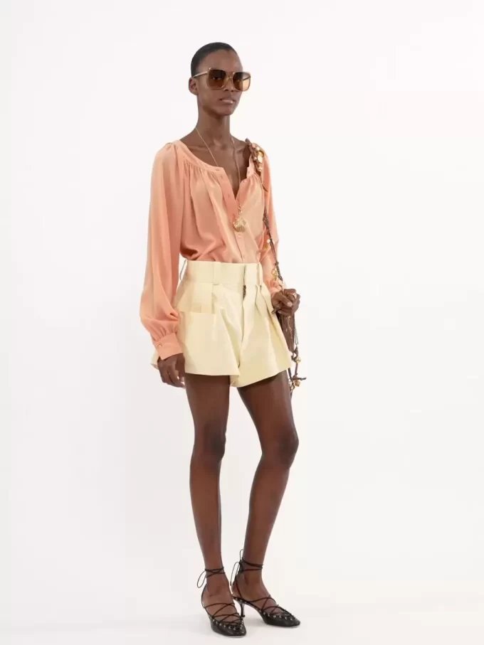 Blusa con cuello redondo en crepé de China