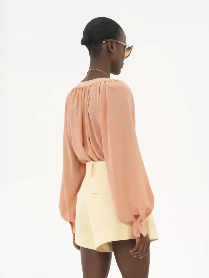 Blusa con cuello redondo en crepé de China
