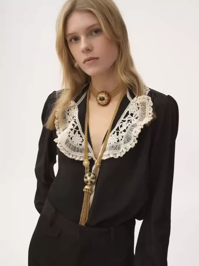 Blusa con volantes en crepé de China y encaje