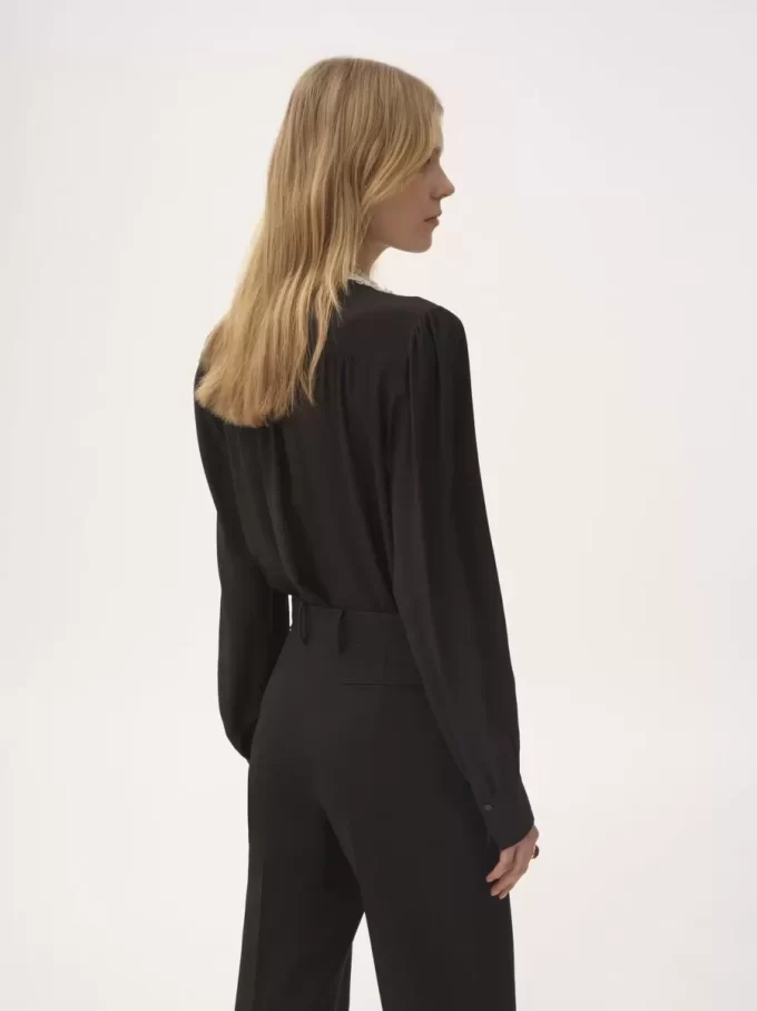 Blusa con volantes en crepé de China y encaje