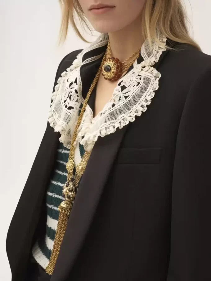 Blusa con volantes en crepé de China y encaje