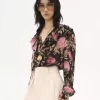 Blusa con volantes y cuello en V en charmeuse de seda