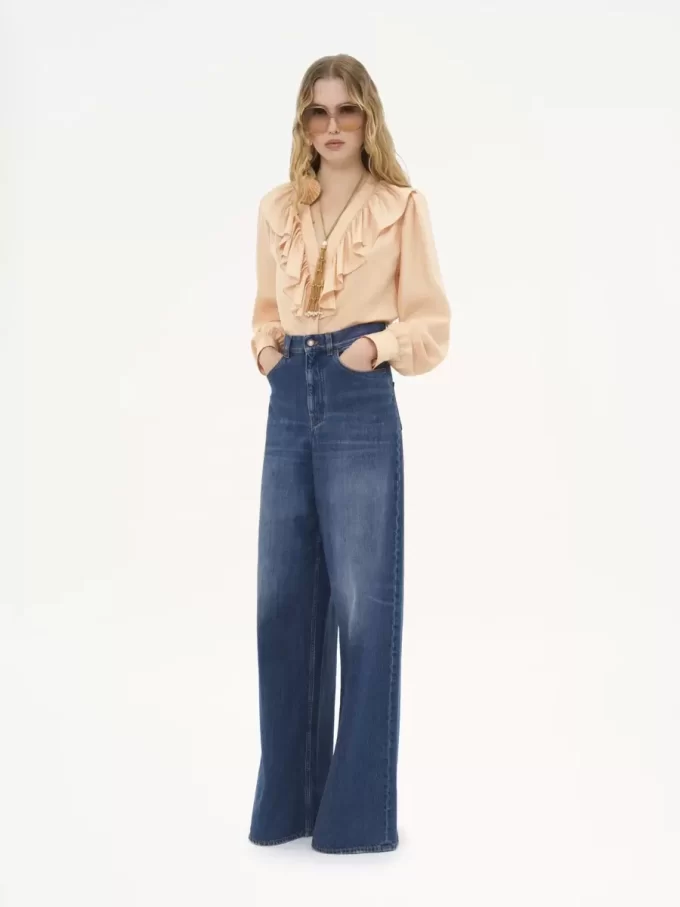 Blusa con volantes y cuello en V en habotai de seda