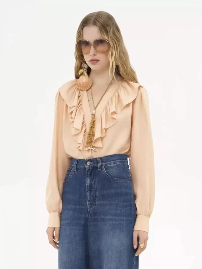 Blusa con volantes y cuello en V en habotai de seda