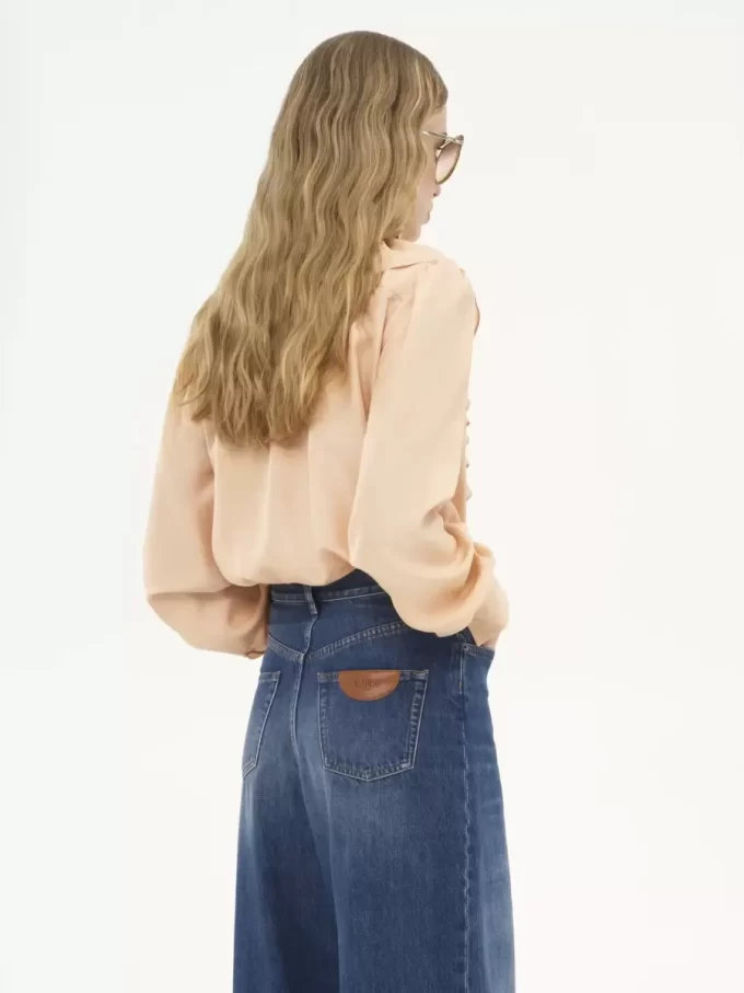 Blusa con volantes y cuello en V en habotai de seda