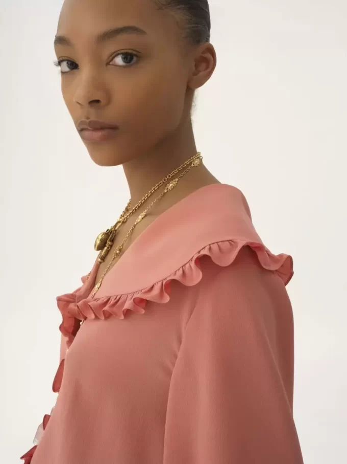 Blusa fluida con volantes en crepé de China