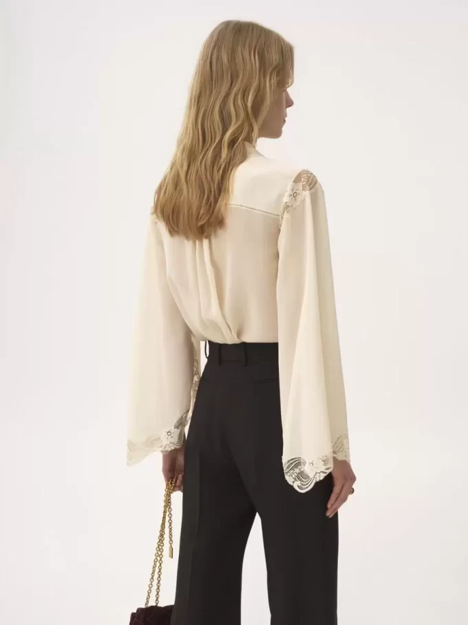 Blusa fluida de georgette de seda y encaje