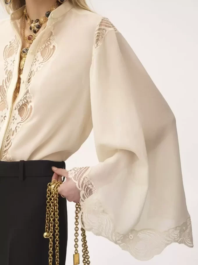 Blusa fluida de georgette de seda y encaje