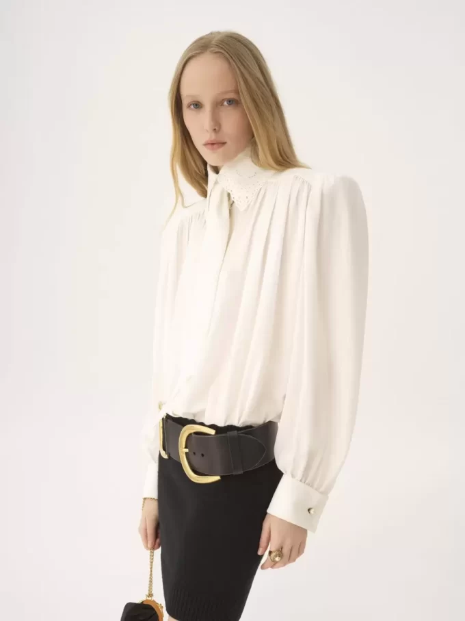 Blusa fruncida con lazo en crepé de China y encaje