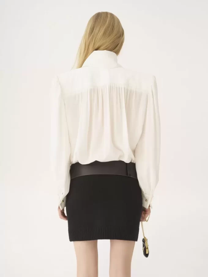 Blusa fruncida con lazo en crepé de China y encaje
