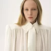 Blusa fruncida con lazo en crepé de China y encaje