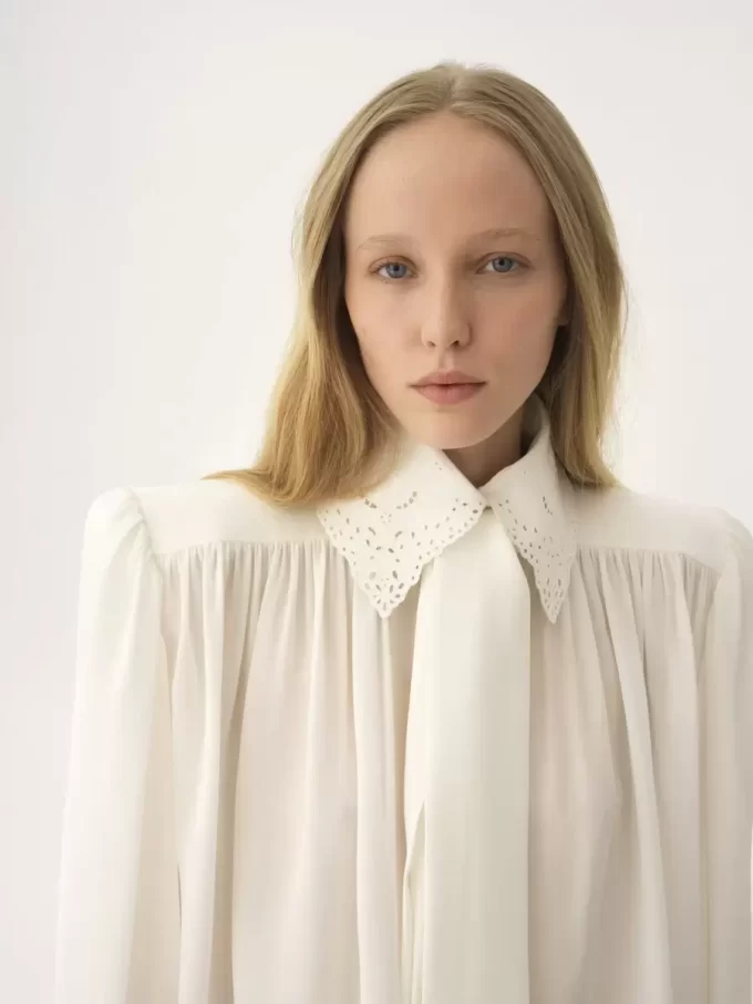 Blusa fruncida con lazo en crepé de China y encaje