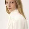 Blusa fruncida con lazo en crepé de China y encaje