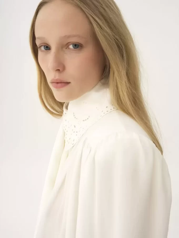 Blusa fruncida con lazo en crepé de China y encaje