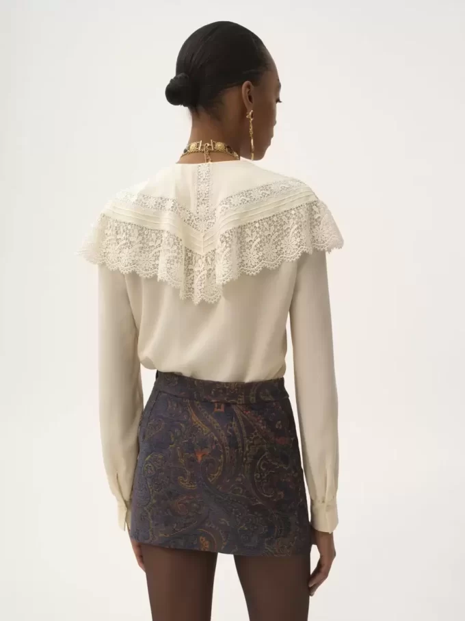 Blusa fruncida en crepé de China y encaje
