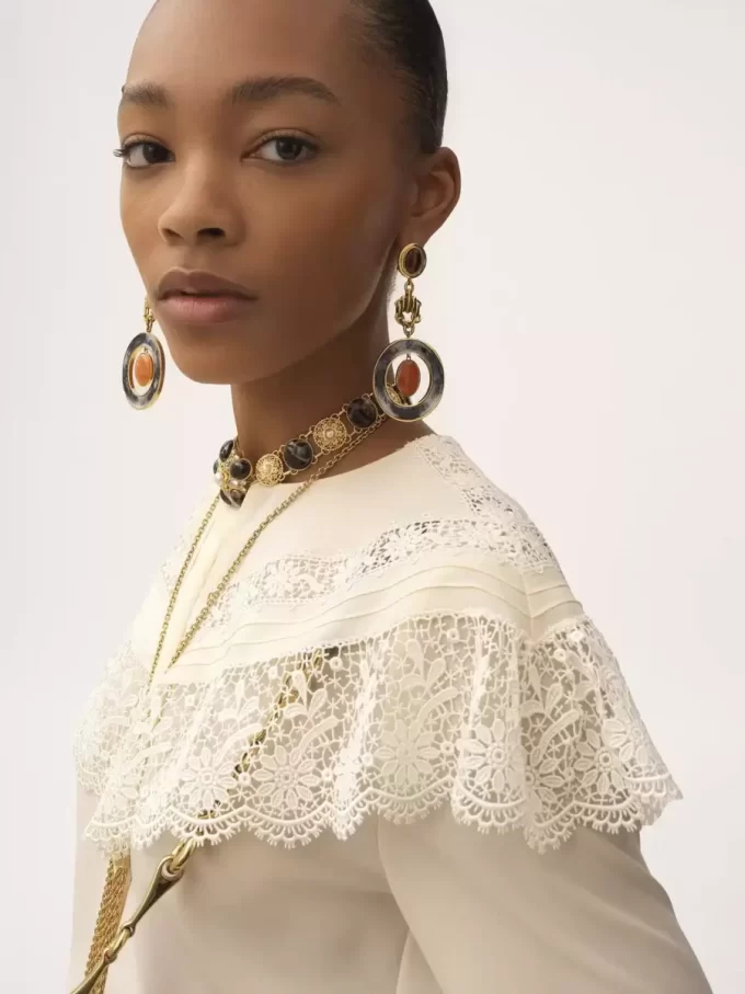 Blusa fruncida en crepé de China y encaje