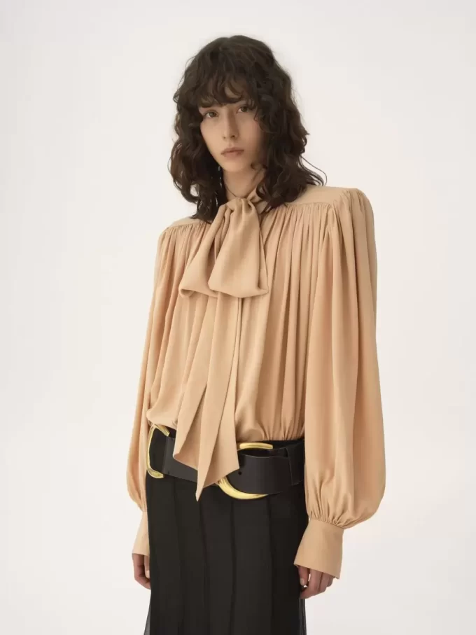 Blusa lavallière fruncida de gran tamaño en crepé de China