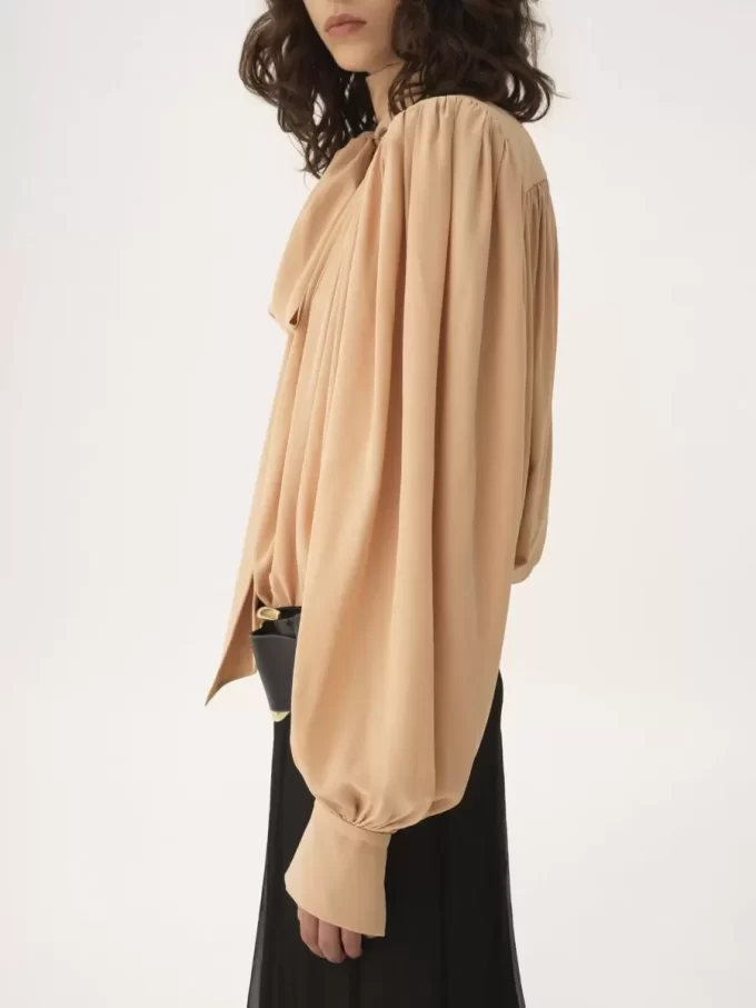 Blusa lavallière fruncida de gran tamaño en crepé de China