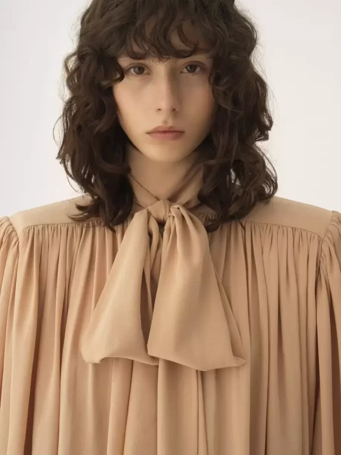 Blusa lavallière fruncida de gran tamaño en crepé de China