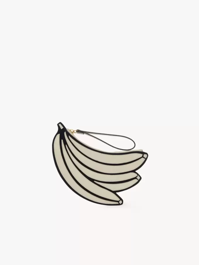 Bolsa plana tipo plátano en piel granulada Bolsa plana tipo plátano en piel granulada