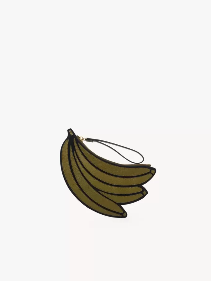 Bolsa plana tipo plátano en piel granulada Bolsa plana tipo plátano en piel granulada