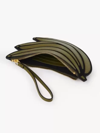 Bolsa plana tipo plátano en piel granulada