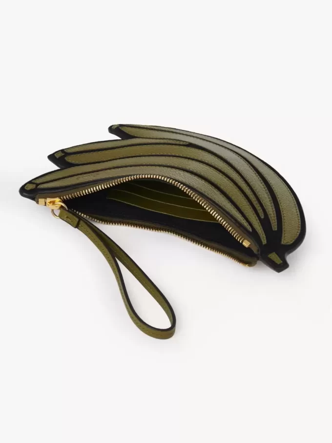 Bolsa plana tipo plátano en piel granulada Bolsa plana tipo plátano en piel granulada