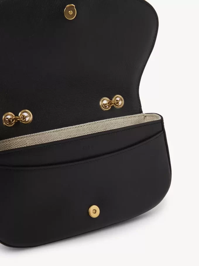 Bolso bandolera Horse Medal en piel granulada Bolso bandolera Horse Medal en piel granulada