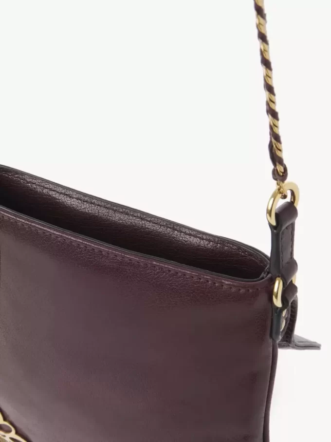 Bolso con solapa y cadena Château Treasures en piel granulada Bolso con solapa y cadena Château Treasures en piel granulada