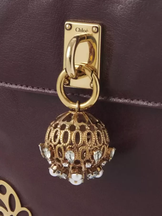 Bolso con solapa y cadena Château Treasures en piel granulada Bolso con solapa y cadena Château Treasures en piel granulada