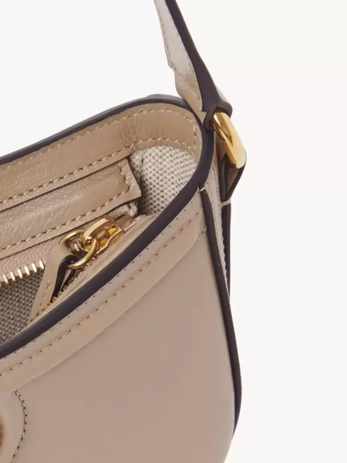 Bolso de hombro Horse Medal en piel granulada