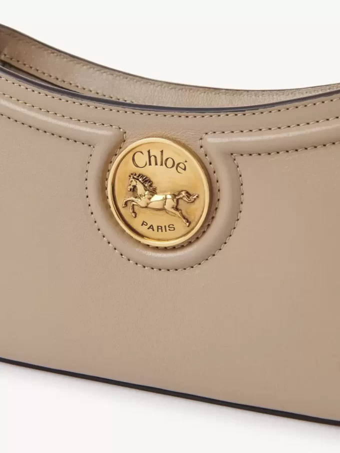 Bolso de hombro Horse Medal en piel granulada