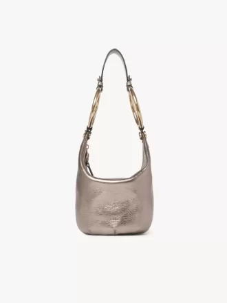 Bolso de mano pequeño tipo pulsera en piel metalizada