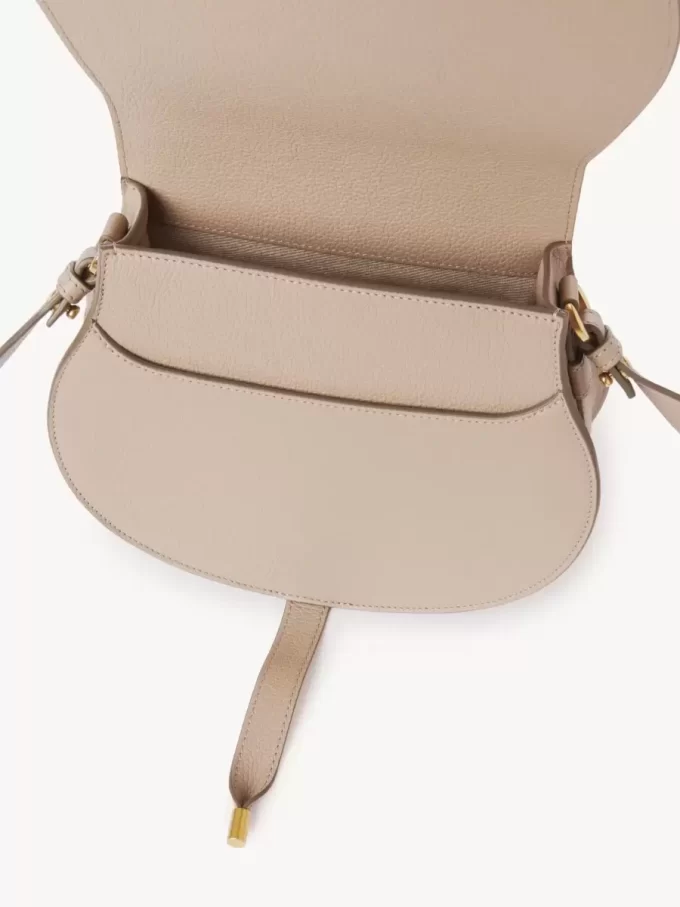 Bolso de sillín Marcie en piel granulada Bolso de sillín Marcie en piel granulada
