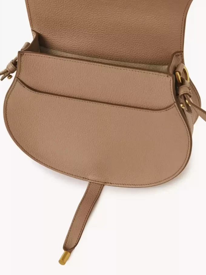 Bolso de sillín Marcie en piel granulada Bolso de sillín Marcie en piel granulada