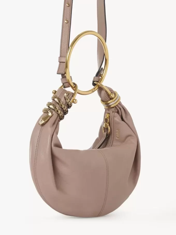 Bolso hobo con pulsera de serpiente pequeña en piel granulada Bolso hobo con pulsera de serpiente pequeña en piel granulada