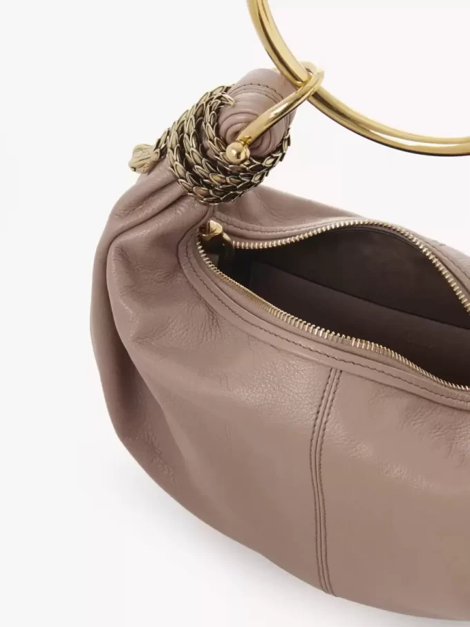 Bolso hobo con pulsera de serpiente pequeña en piel granulada Bolso hobo con pulsera de serpiente pequeña en piel granulada