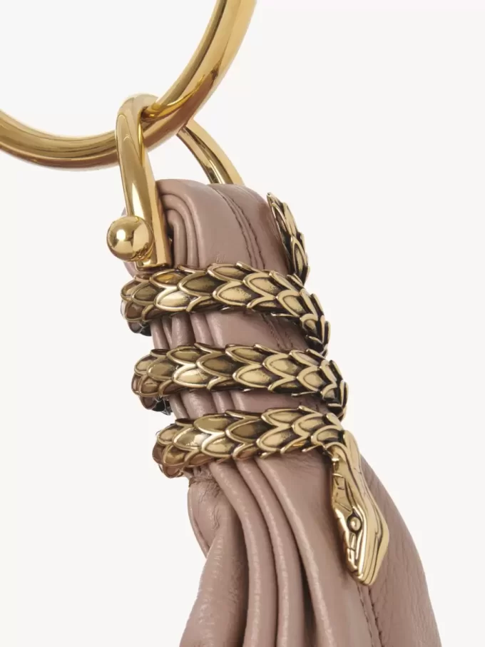 Bolso hobo con pulsera de serpiente pequeña en piel granulada Bolso hobo con pulsera de serpiente pequeña en piel granulada
