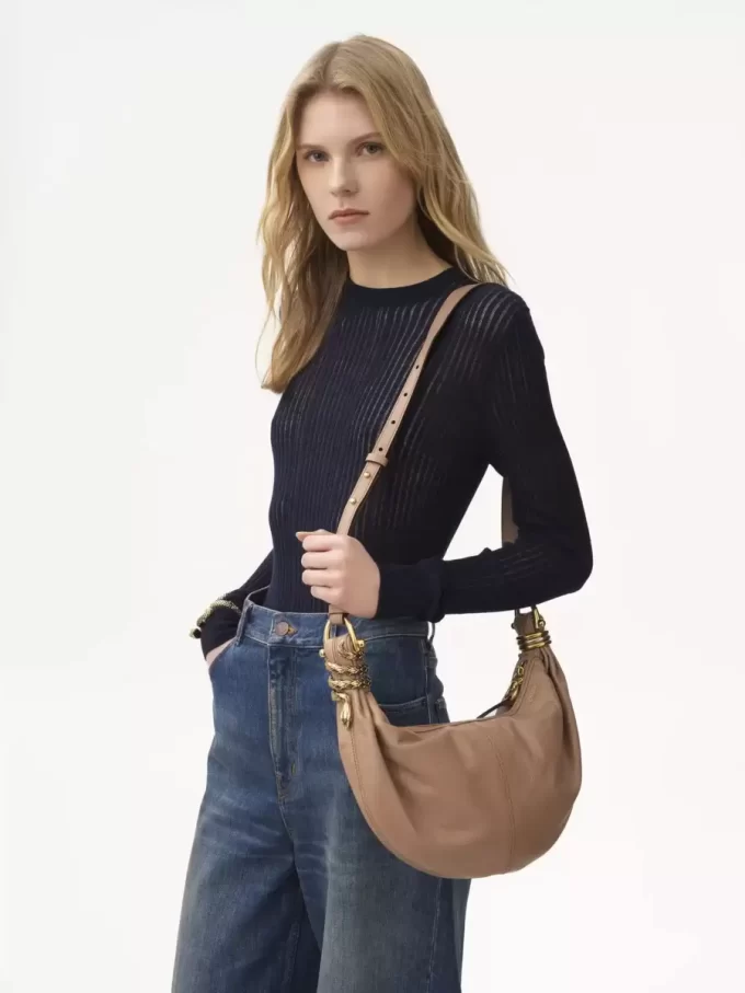 Bolso hobo con pulsera de serpiente pequeña en piel granulada Bolso hobo con pulsera de serpiente pequeña en piel granulada