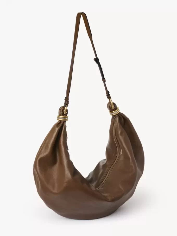 Bolso Hobo de pulsera grande en piel granulada Bolso Hobo de pulsera grande en piel granulada