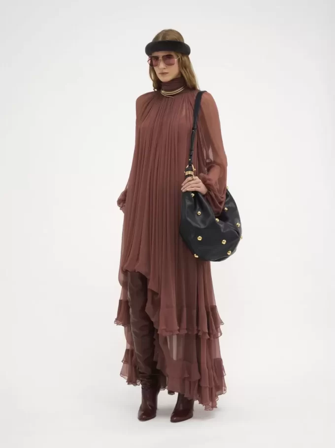 Bolso hobo de pulsera grande en piel granulada con tachuelas Bolso hobo de pulsera grande en piel granulada con tachuelas