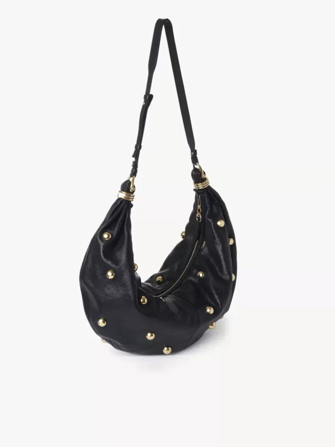 Bolso hobo de pulsera grande en piel granulada con tachuelas Bolso hobo de pulsera grande en piel granulada con tachuelas