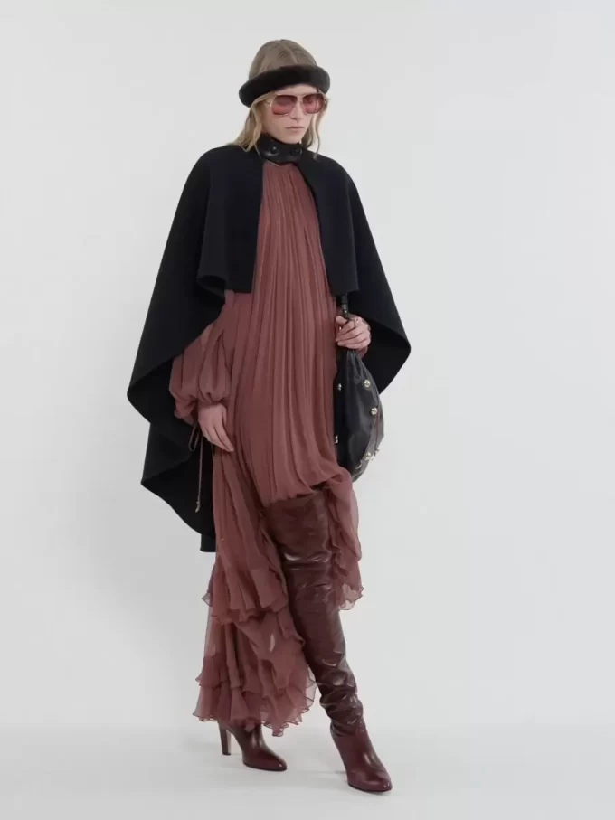 Bolso hobo de pulsera grande en piel granulada con tachuelas Bolso hobo de pulsera grande en piel granulada con tachuelas