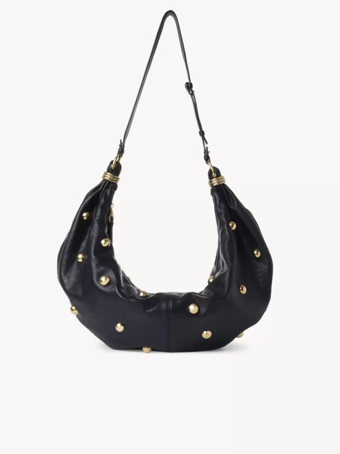 Bolso hobo de pulsera grande en piel granulada con tachuelas Bolso hobo de pulsera grande en piel granulada con tachuelas