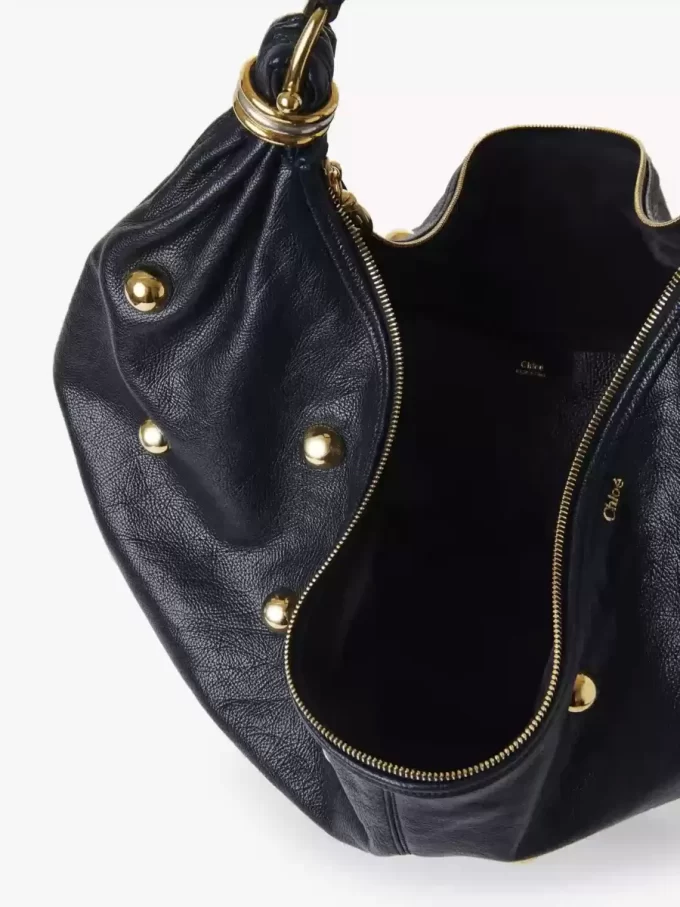 Bolso hobo de pulsera grande en piel granulada con tachuelas Bolso hobo de pulsera grande en piel granulada con tachuelas