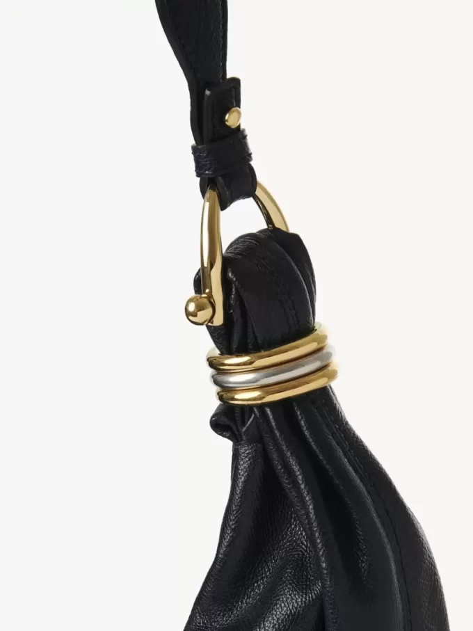 Bolso hobo de pulsera grande en piel granulada con tachuelas Bolso hobo de pulsera grande en piel granulada con tachuelas
