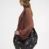 Bolso hobo de pulsera grande en piel granulada con tachuelas Bolso hobo de pulsera grande en piel granulada con tachuelas