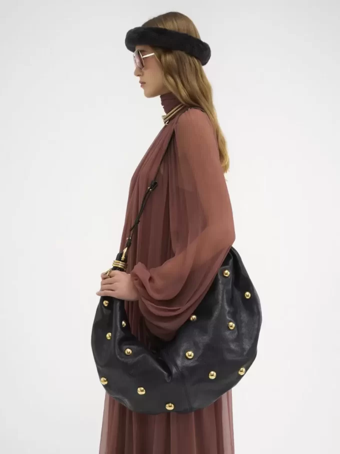 Bolso hobo de pulsera grande en piel granulada con tachuelas Bolso hobo de pulsera grande en piel granulada con tachuelas