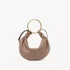 Bolso Hobo pequeño tipo pulsera en piel granulada